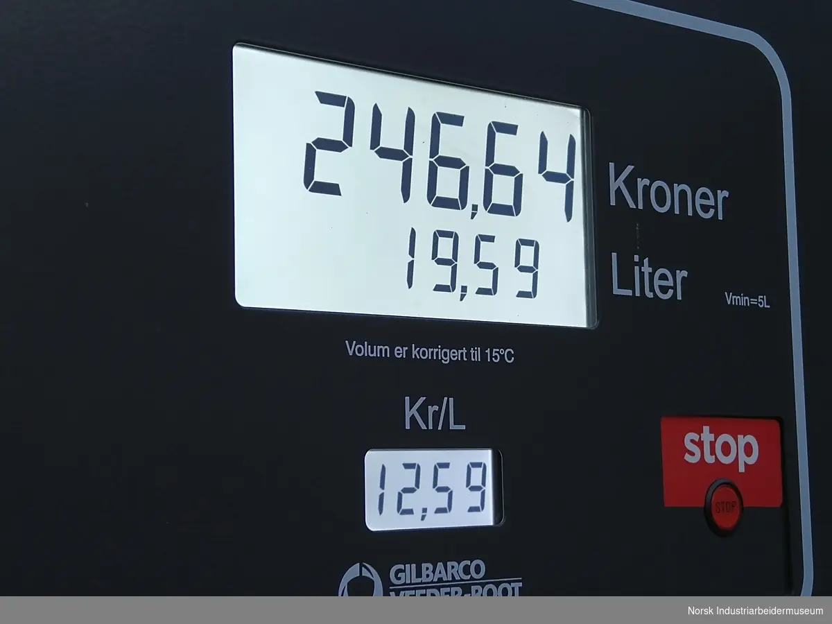 Dokumentasjon av senkede drivstoffpriser på den lokale bensinstasjonen. Prisene har ikke vært så lave på lang tid.