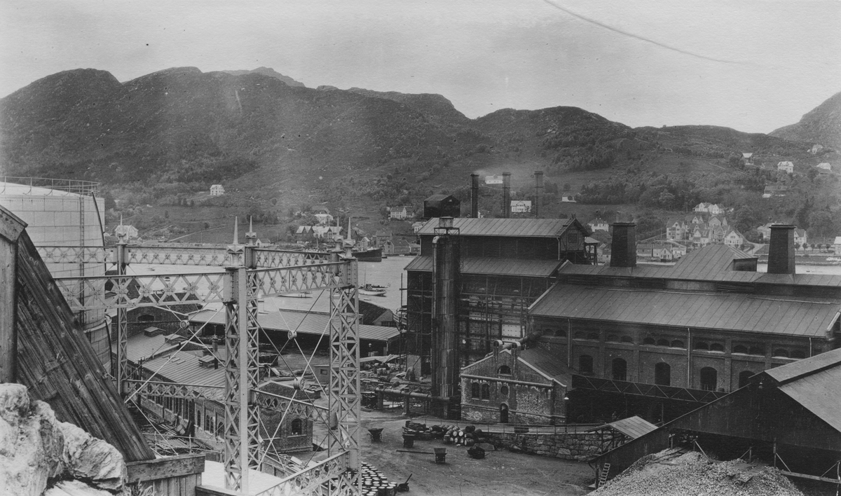 Bergen. Gassverket, vue fra Dragefjellets nordside, mai 1913.