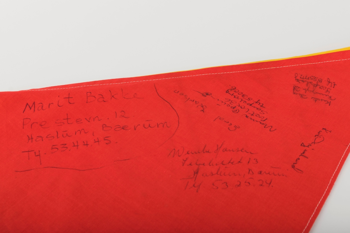 Halstørkle fra speiderens landsleir ved Stavern i 1960. En hel del navn, adresser og telefonnumre er skrevet på tørklet. Disse er fra folk giver ble kjent på landsleiren.