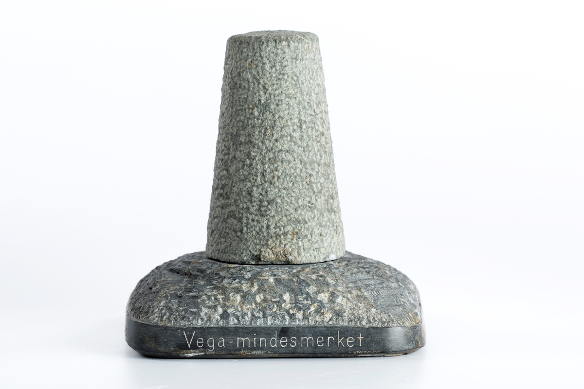 Skulptur i stein. Mrk. "Vega-mindes merket paa kap Tscheluskin. reist 12.mai 1919". Firkantet base og kjegleformet søyle. 