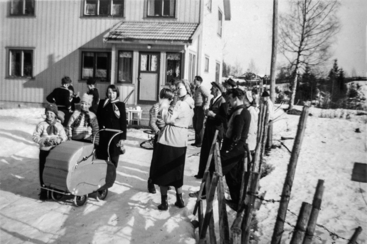 Saglund, Vang. Samling til lokalt skirenn vinteren 1955
Saglund 81/4