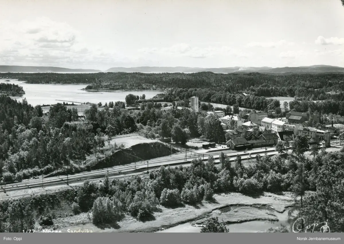 Sandvika sett fra Løkkåsen. Sandvika stasjon med stillverkshuset til ...