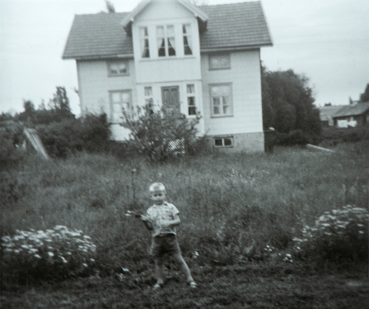 Guttunge i hagen. Trond Pedersen foran huset i Grøvold, Vang. 84/6