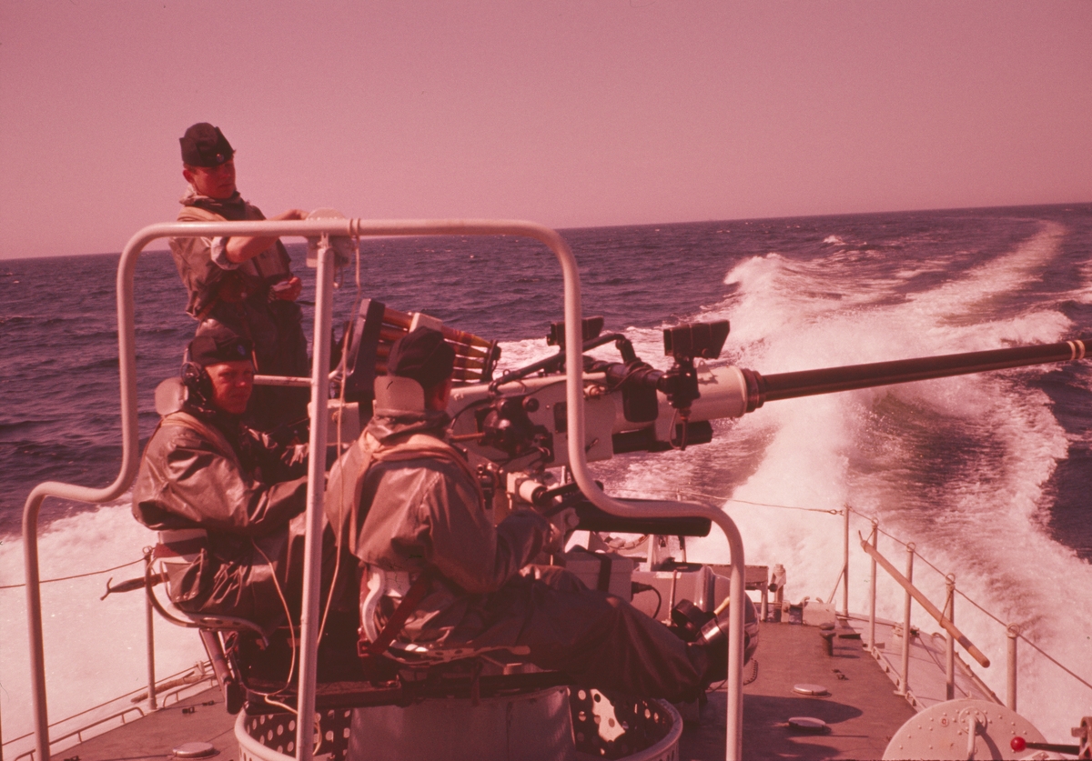 Besättningen på en motortorpedbåt i full fart handhar automatkanonen ombord.