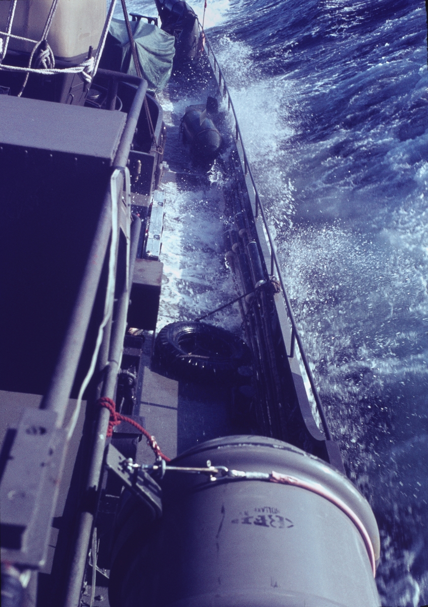 Bilden visar babordssidan av minsveparen i hög sjögång.