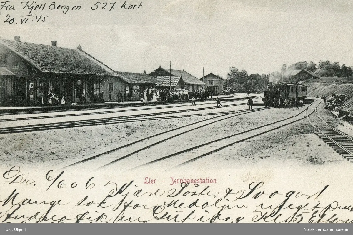 Et av Lierbanens damplokomotiver med persontog på Lier stasjon. Bildet kan være tatt i forbindelse med åpningen av Lierbanen 12.07.1904