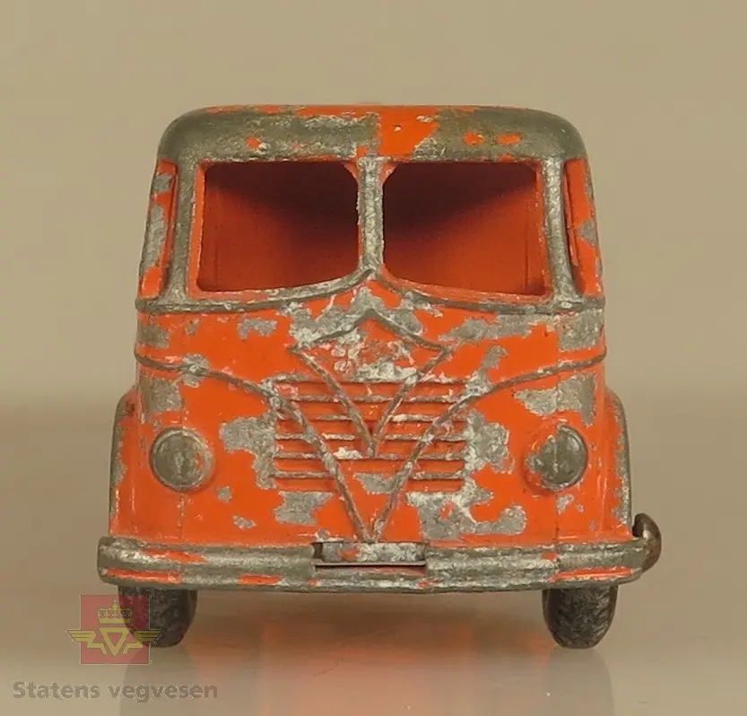 Primært oransje modell-lastebil laget av metall. Skala: 1:98