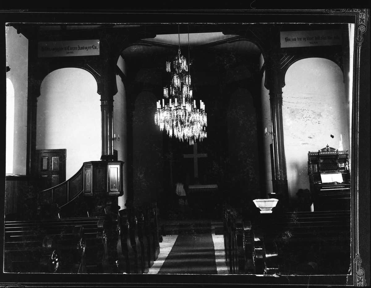 Interiørbilde fra Vikens kapell (Totenvika) før restaureringa. Bildet er fra 1890-åra.