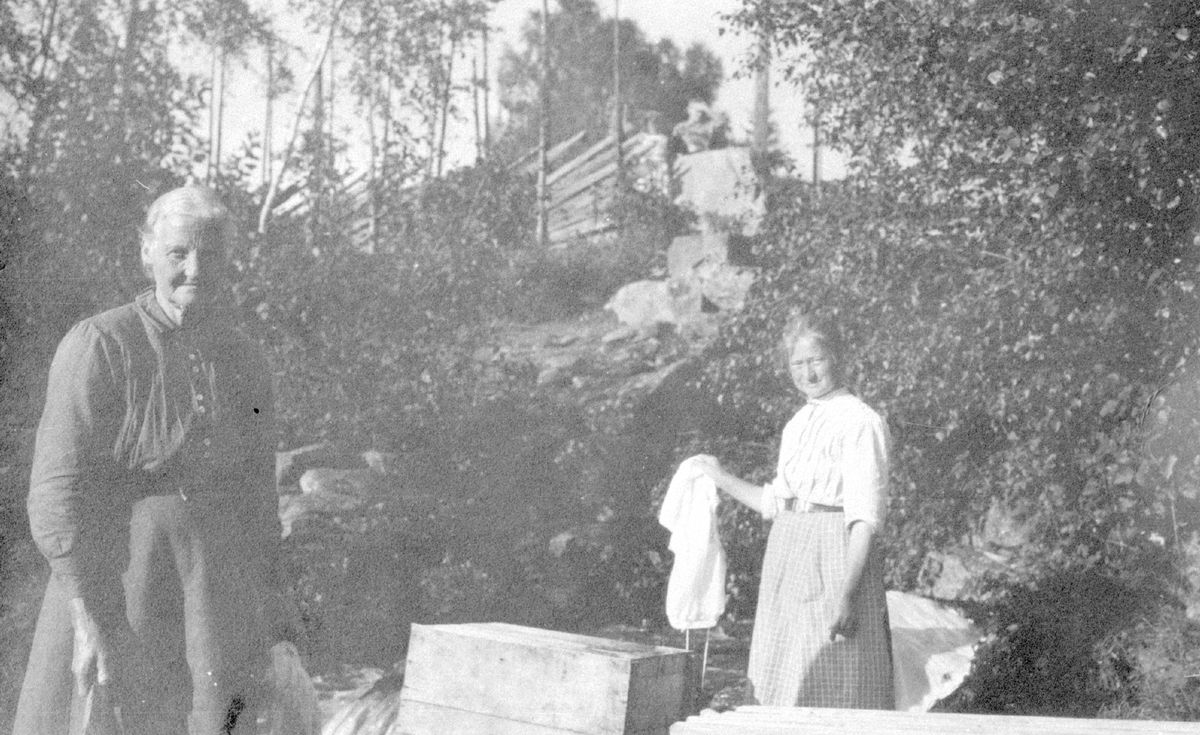 Klesvask ved Vøllabekken i Vestre Slidre ca.1910.