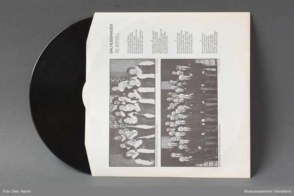 LP-plate med pappomslag. "Dra te Salhus", med Salhus Musikklag, Salhus Mannskor, Salhus Damekor, Salhuskvintetten og Norna Band.