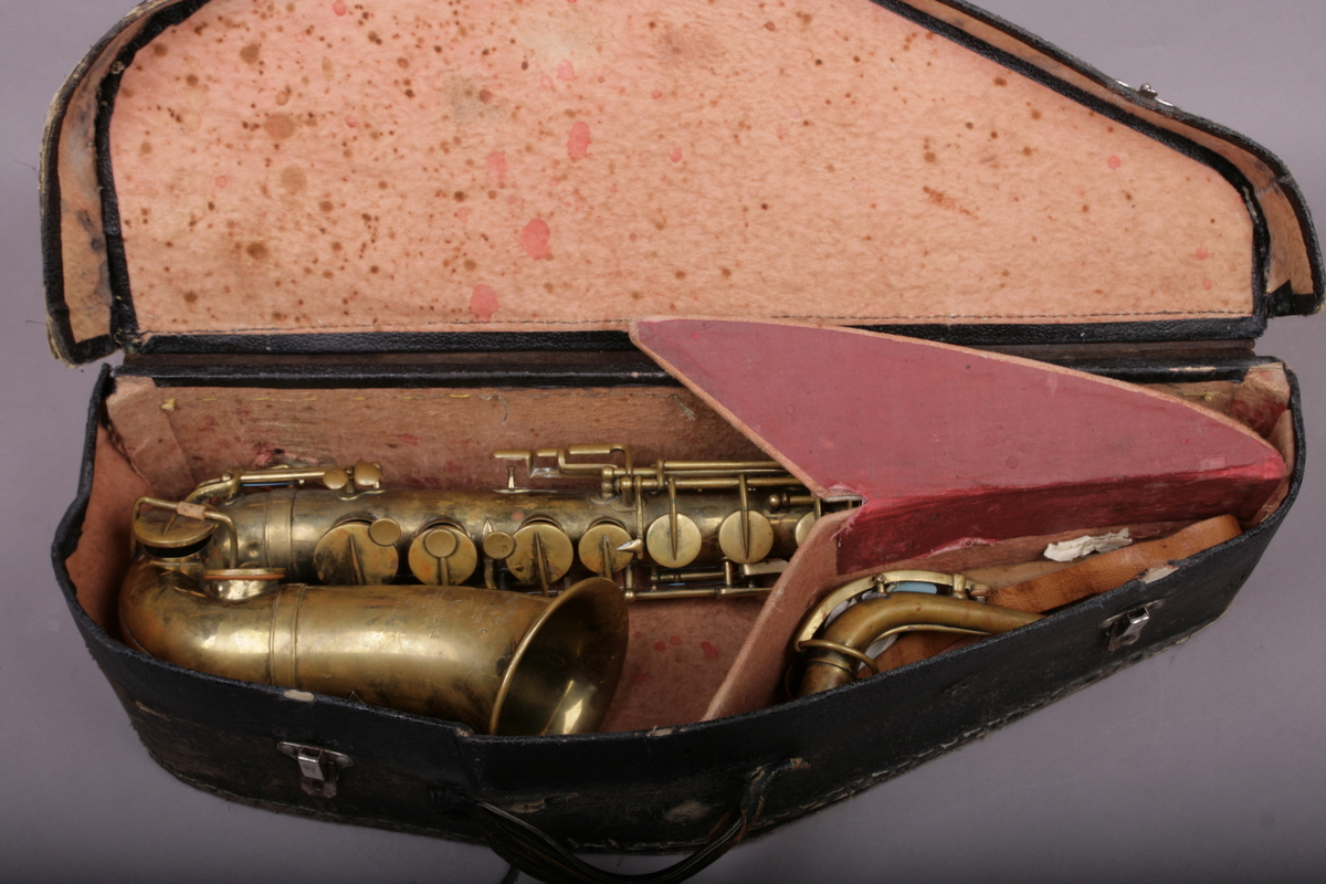 Saksofonen har 22 tonehull som åpnes og stenges ved hjelp av 18 fingerposisjoner på klaffene. Instrumentets hals kan taes av. De andre delene (korpus, buen, klokkestykke) er sammenføyet ved en ring.
