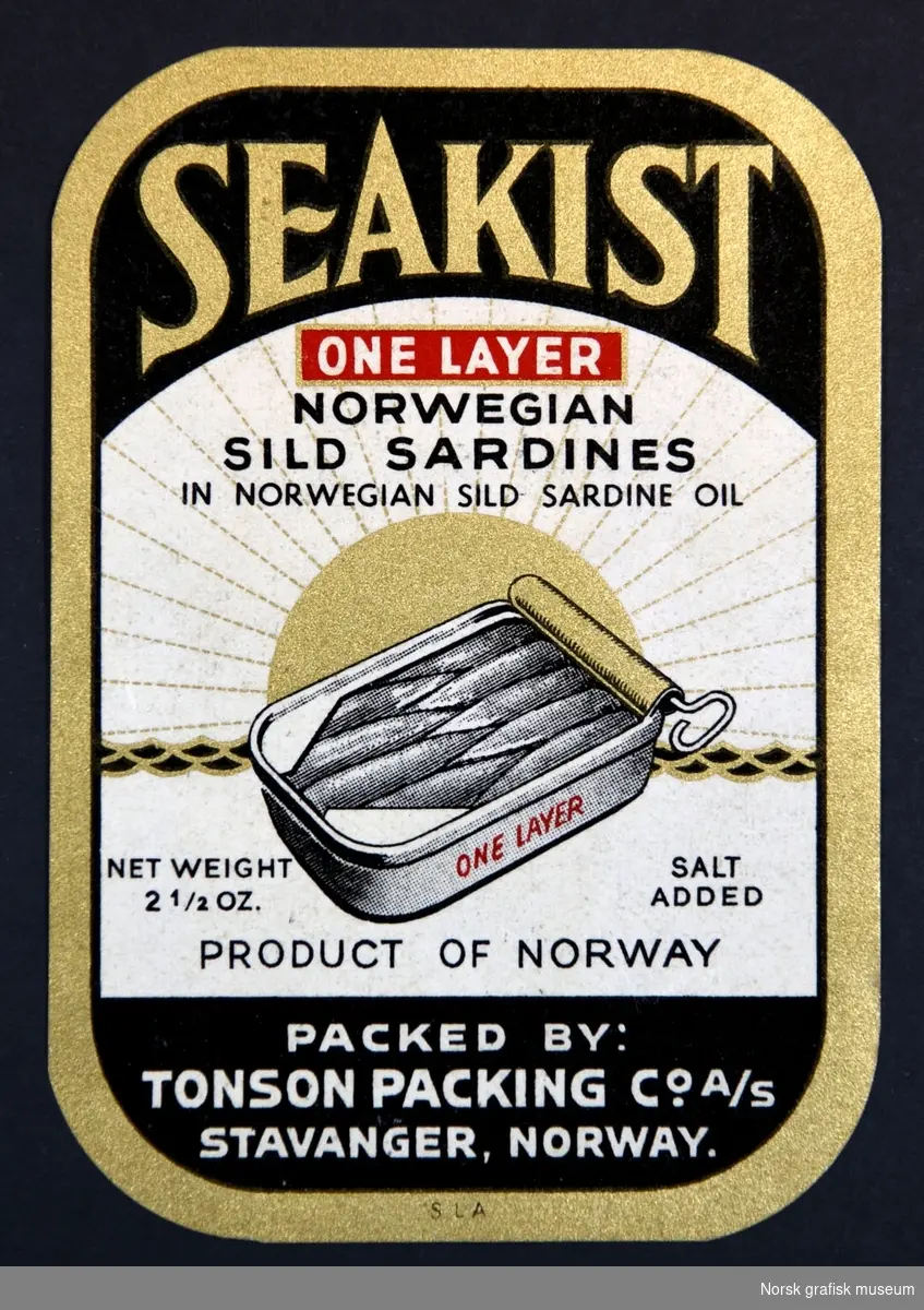 Etiketter med illustrasjon av en åpnet hermetikkboks og ramme i gull. 

"Norwegian sild sardines in Norwegian sild sardine oil"