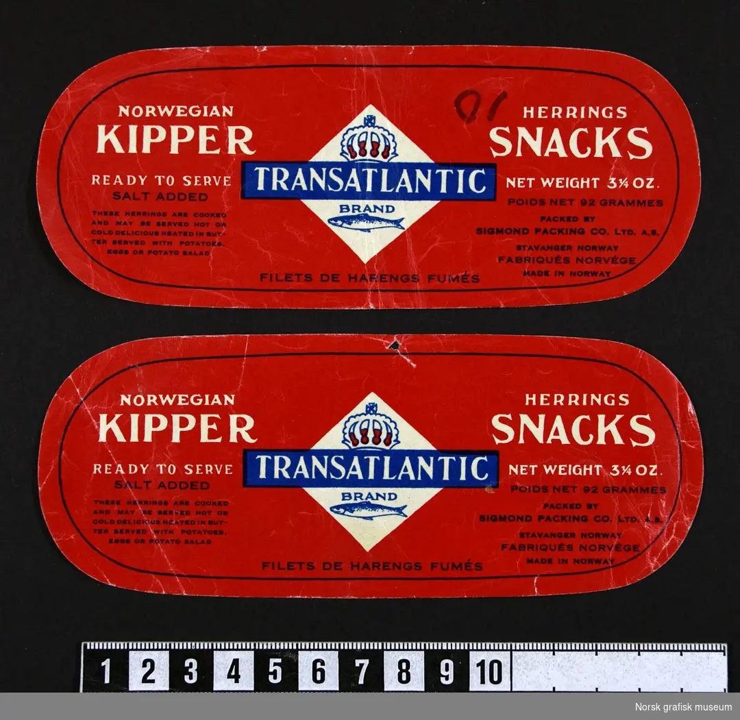 Røde etiketter med detaljer i blått og hvitt. En krone over varnenavnet. 
"Norwegian kipper herring snacks"