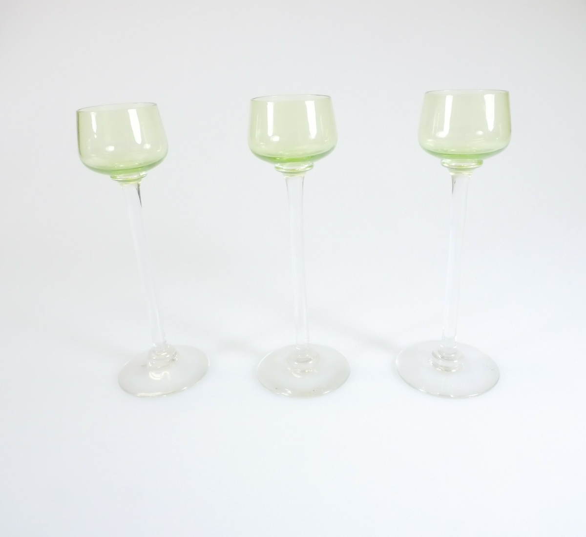 Tre glass som er farget grønt øverst og med lang stett