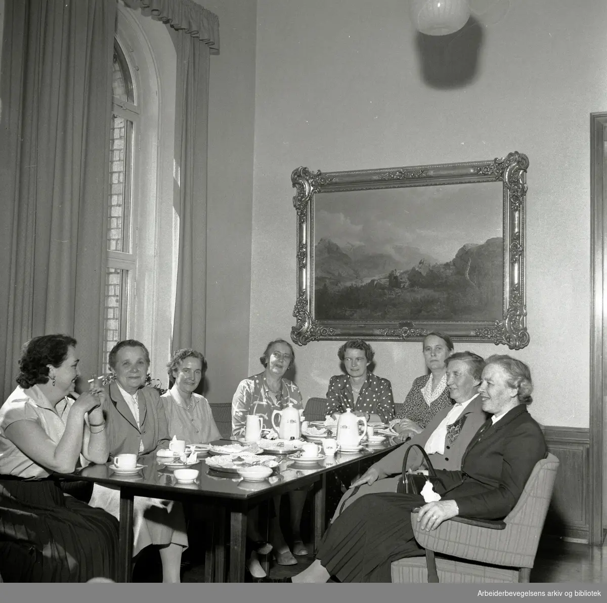 Åtte av Arbeiderpartiets kvinnelige stortingsrepresentanter i 1956. De satt i perioden 1953-1957. Fra venstre: Margith Munkebye, Klara Skoglund, Jenny Lund, Astid Skare, Rakel Seweriin, Magnhild Hagelia, Liv Tomter og Haldis Tjernsberg.