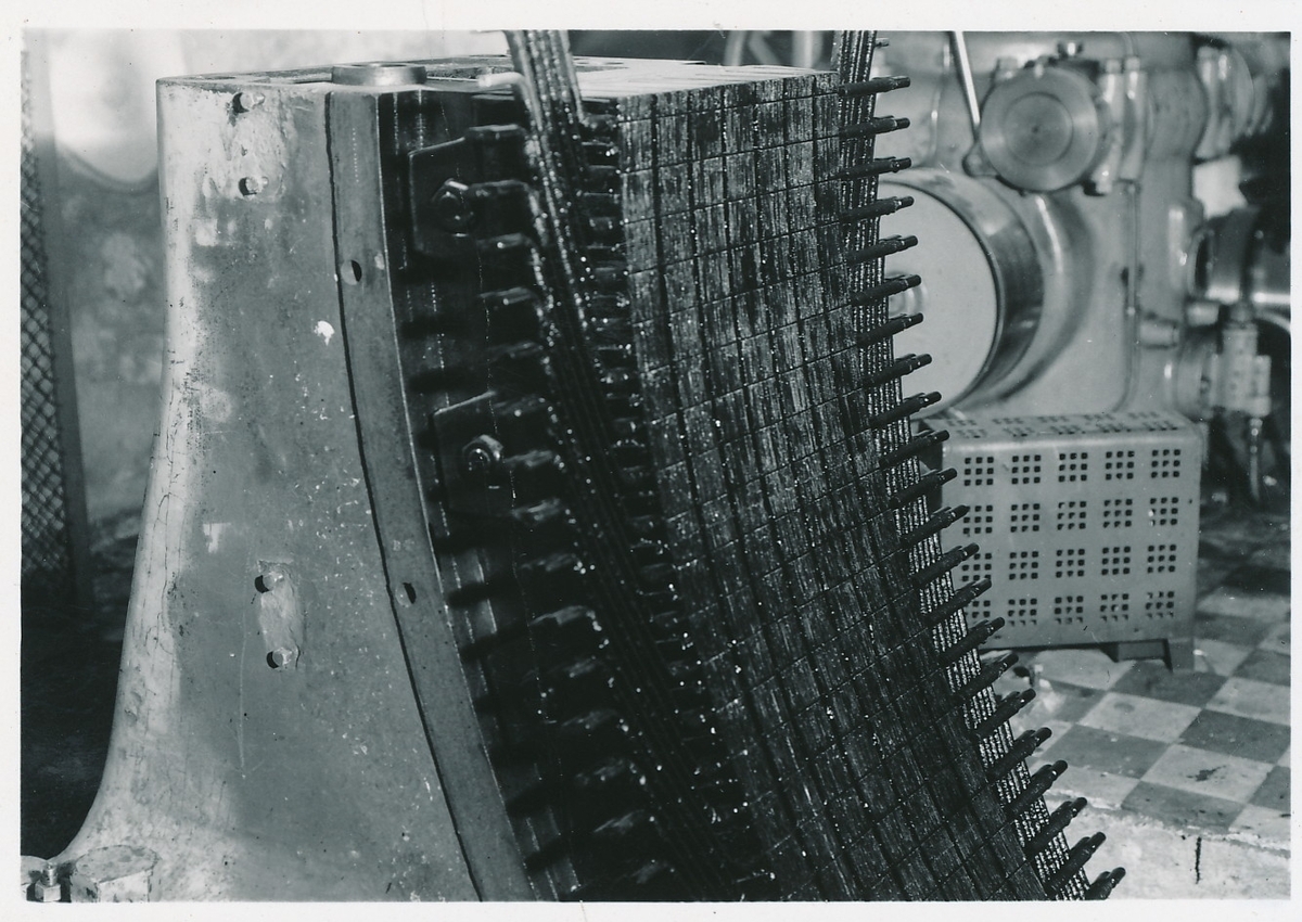 Den av generator avbildet inne i en av kraftstasjonene på Kistefoss.