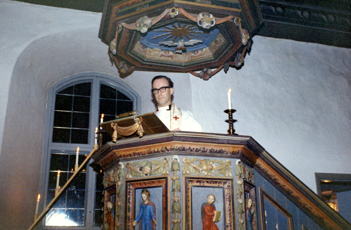 Kyrkoherde Gustaf Lindman (1920 - 2003) håller predikan i Kållereds kyrka, okänt årtal.