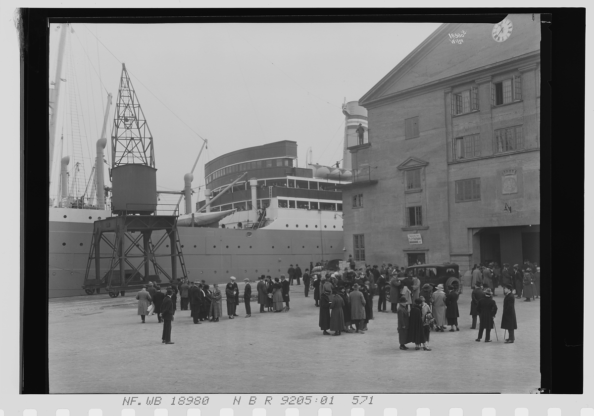 Mange mennesker foran amerikalinjens varehus. Ant. DS "Bergensfjord" ligger til kai. Fotografert 1925.