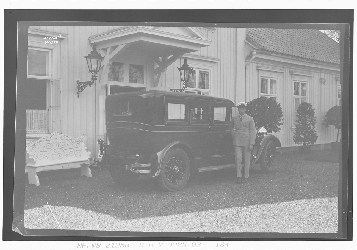 Kronprins Olav ved bilen sin, Meilander, A-3, Bygdø Kongsgård. Fotografert 1927