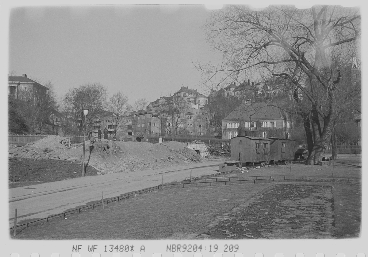 Veiarbeid og tilfluktsrom i Drammensveien 89 med Gimlehøyden i bakgrunn. Skarpsnoparken, Oslo.  Fotografert 1940.
