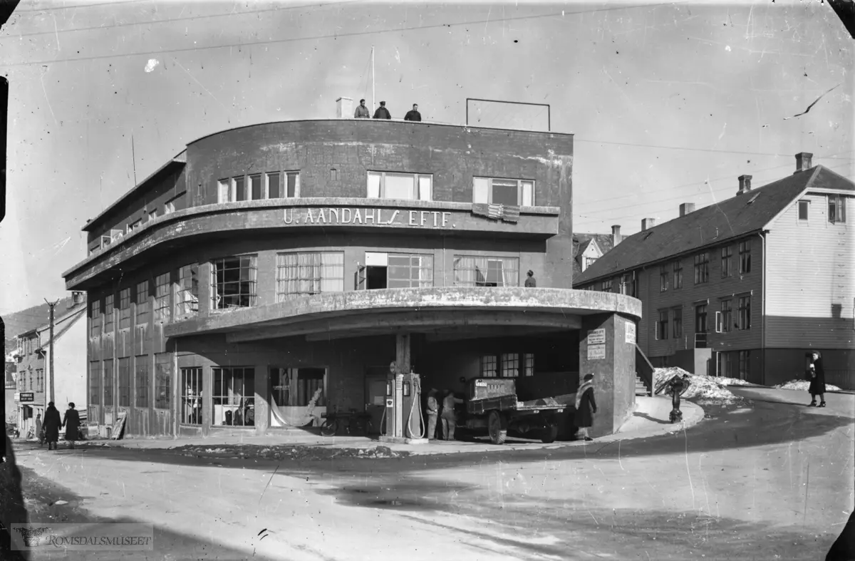 Etter at Molde var bomba i 1940 og til 1948 hadde U. Andahls Eftf. Butikk i andre etasje i Bjarne Rødserhs bygg i Romsdalsgt. 21 (På Ranvikhjørnet).