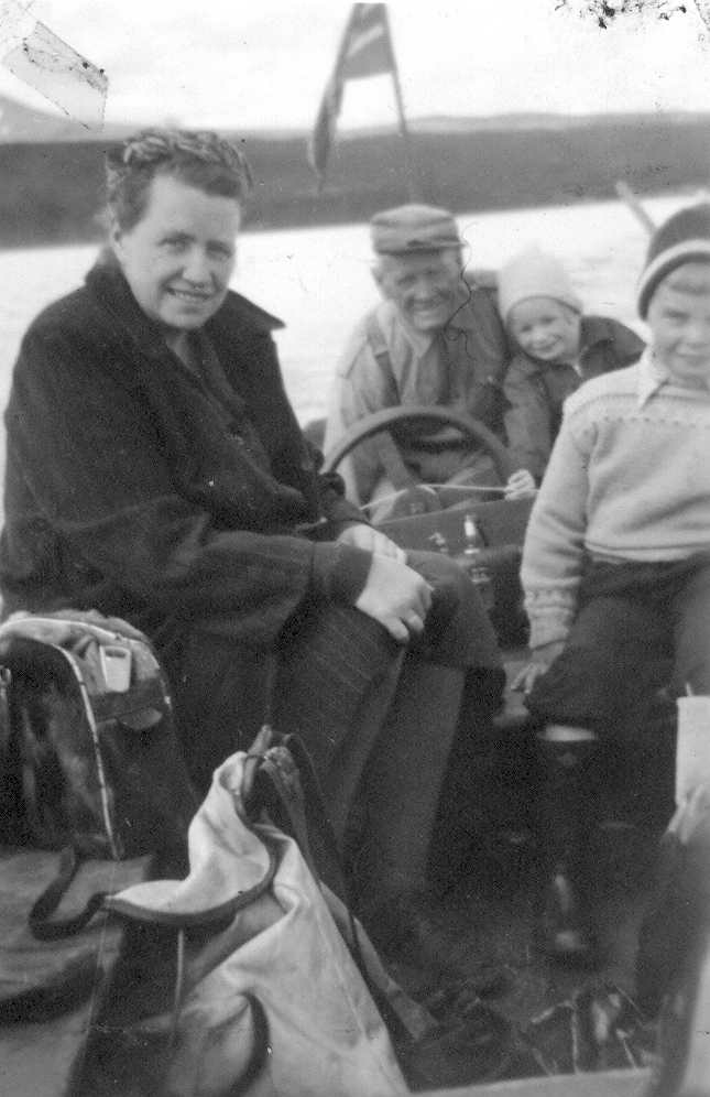 Familien Haarseth på søndagstur med "Nygardsen" Fv. Karen Elisabeth, Nygardsen, Ragnhild Magda og Nils Jakob. Ø115. 
