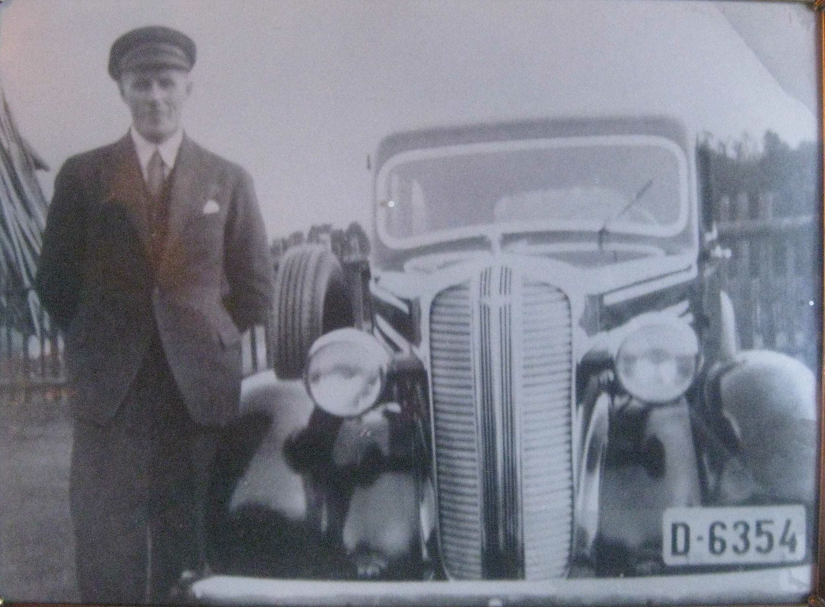 Dette er Sverre Undseth (1898-1952), fra Unset, Øvre Rendal. Han kjørte drosje og skoleungerkjøring i Rendalen på 1930 og litt utpå 1940 tallet med bilen. Bilen, en Dodge ble kjøpt ny i september 1937 på Jorkjend bilforettning på Elverum av han. Bildet kan jo antaes tatt når bilen var ny, da i 1937 ut ifra utseendet på Sverre og sist og ikke minst blankheten i lakken! Den gikk under krigen med generator montert bakpå, den ble da og under krigsårene solgt til hans søskenbarn Alfred Moen på Unset som fortsatte kjøringen. Ved og bensinregnskapet på bilen i tidlige krigsår finnes ennå ført av Alfred Moen. Bilen ble solgt på Koppang i 1958. Radiatorfiguren var en bukk med krumme horn, en gang familen kom fra Spekedalen på kveldstid hang det seg fast ei rype på figuren. 
