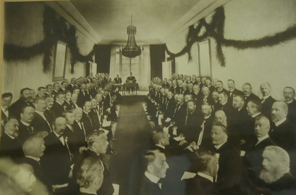 Stortinget samlet på Eidsvoll 1914
Sekretær ved presidentbordet: Tore Aaen, Tynset ved sida av "Præsident Løvland"