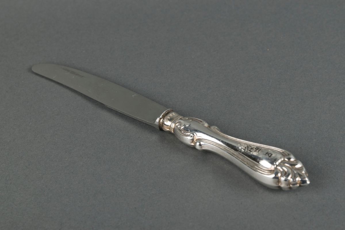 Kniv med dekorert skaft. Knivblad av stål og skaft av sølvplett.