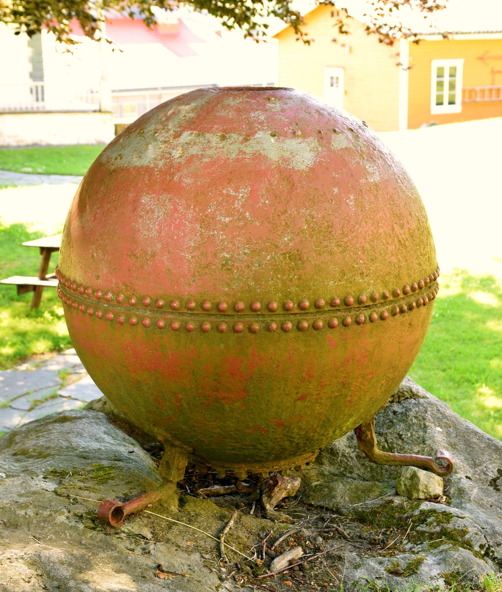 Drivmine fra første verdenskrig. Senere brukt som fortøyningsbøye i Egersund havn, der den lå mellom Eie Stentøifabrik og Lindøya.