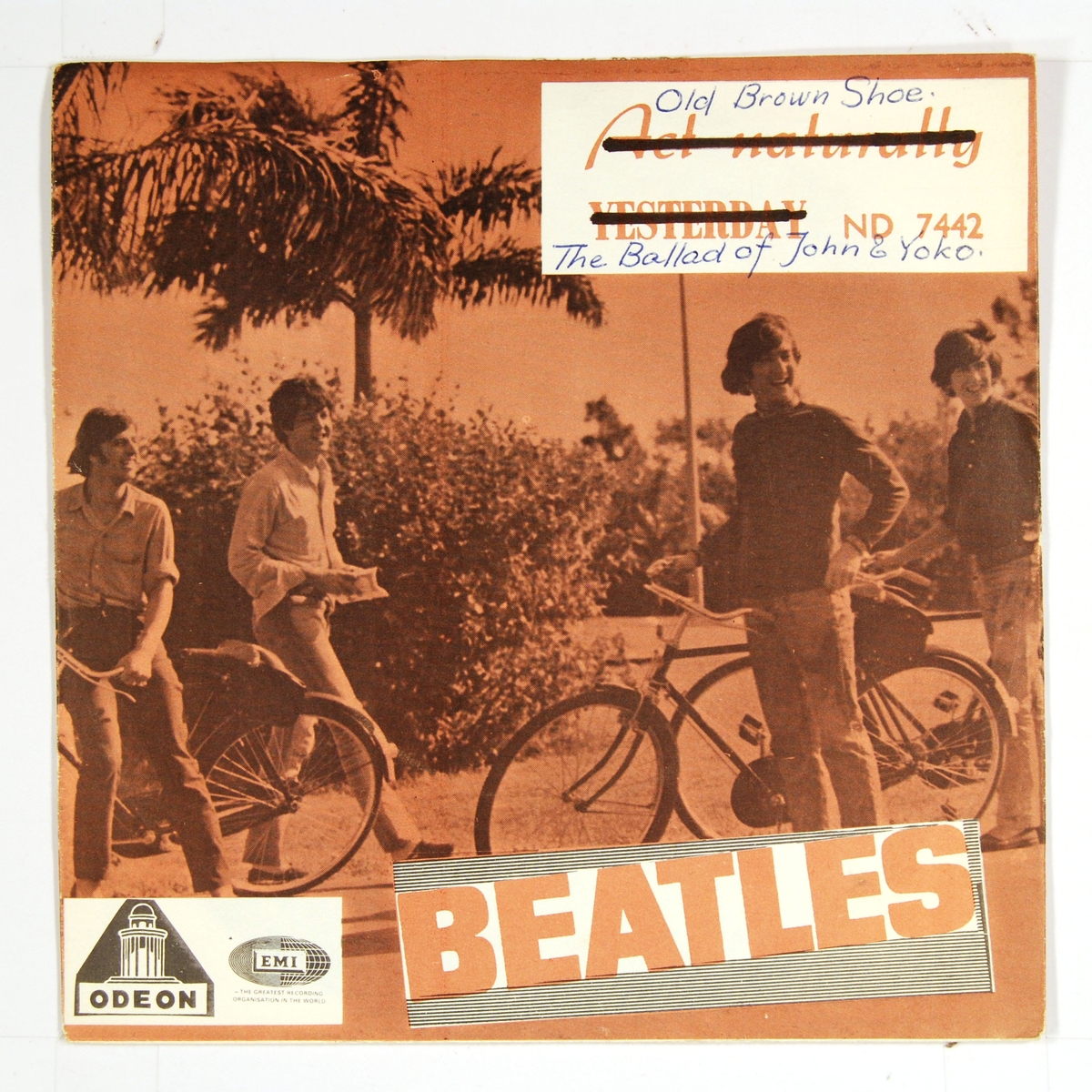 Coveret viser artistene i "The Beatles" med sykler. Plateetiketten viser et grønt eple på A-siden og et delt eple på B-siden.