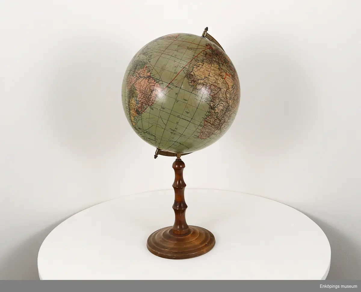 Jordglob med fot av trä. Globen är märkt  Pro. d:r Krause´s Nya handels- och Samfärdsglob.