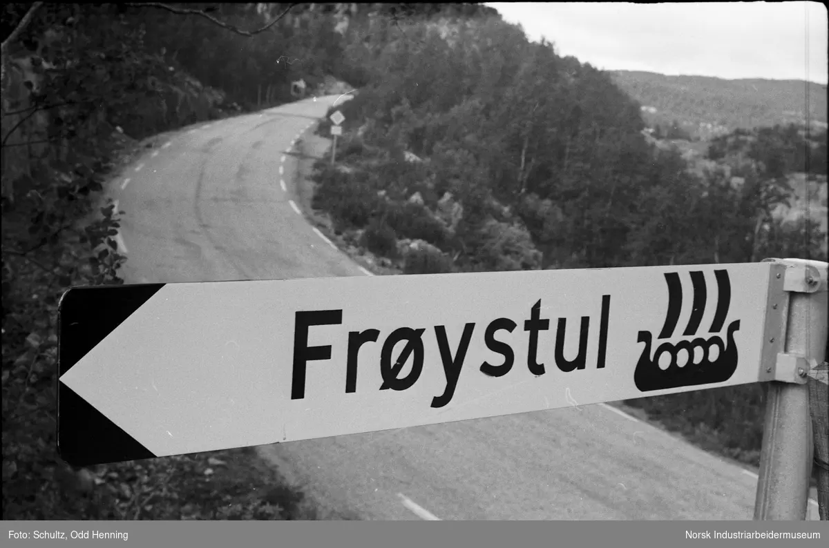 Skilt langs landevei hvor det står Frøystul, og logo til Norsk Hydro.