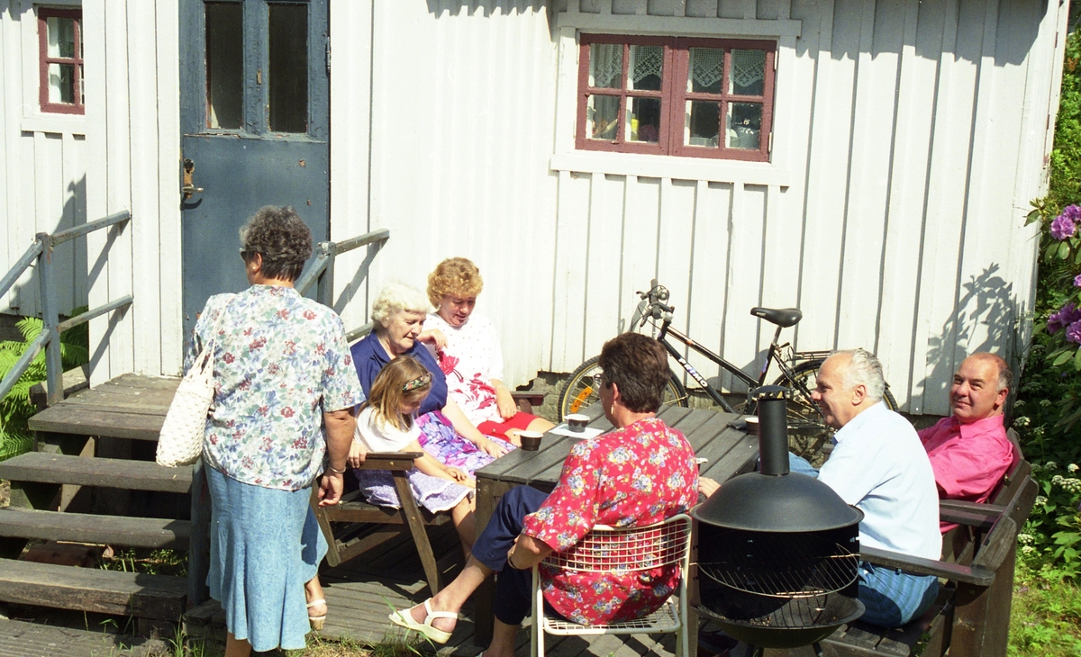 Invigning av Ekebackens Hantverksgård (tidigare John Lindströms möbelsnickeri) på Gamla Riksvägen 81, början av 1990-talet. Besökare sitter och fikar utanför "Lillstuga".