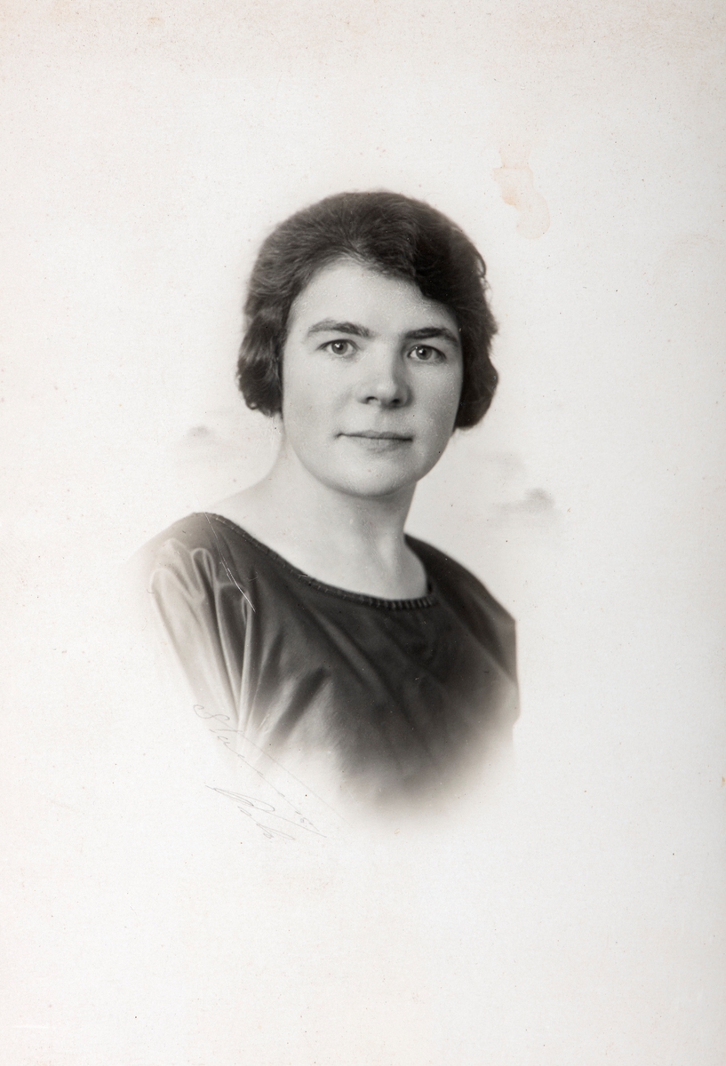 Portrett, Ragnhild Berntsen (1895-1990). Hun kom fra plassen Sagbakken, under Staur gårt i Stange. Hun jobbet som kokke hos familien Bratz i Oslo.