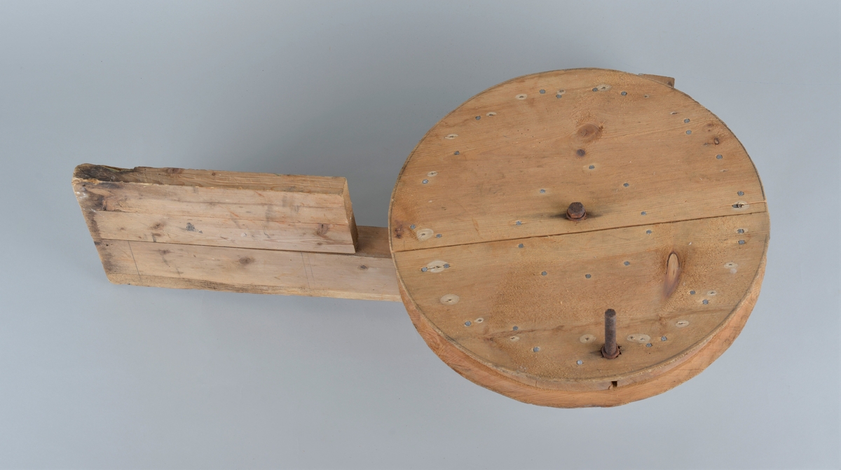 Fiskehjul brukt til rundsnik etter sei.
Form: Hjul med fot