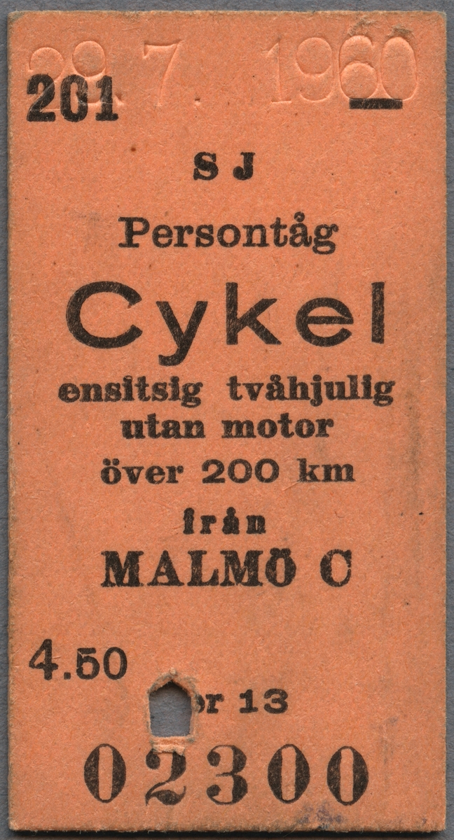 Cykelbiljett för SJ persontåg. Orange biljett av Edmondsonskt format. I toppen ett präglat datum. Biljetten gäller ensitsig tvåhjuling utan motor. Sträckan för biljettens giltighet är över 200 km från Malmö C.
Biljetten kostade 4,50 kronor. Biljetten är klippt.