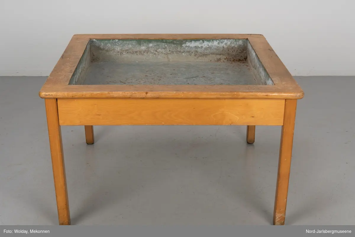 Et kvadratisk bord med nedsenket plate i sink.