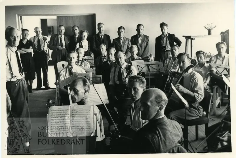 Et helt orkester med bare menn.