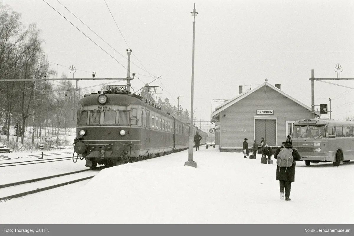 Elektrisk motorvognsett type 66 med hurtigtog til Skien på Skoppum stasjon