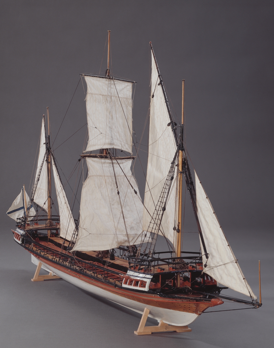 Fartygsmodell av tremastad galär med rå- och snedsegel. Rysk örlogsflagg, 20 par åror (14 st. fattades). Kravellbyggd. 22 kanoner. Galjonsfigur i form av ett gäddhuvud.