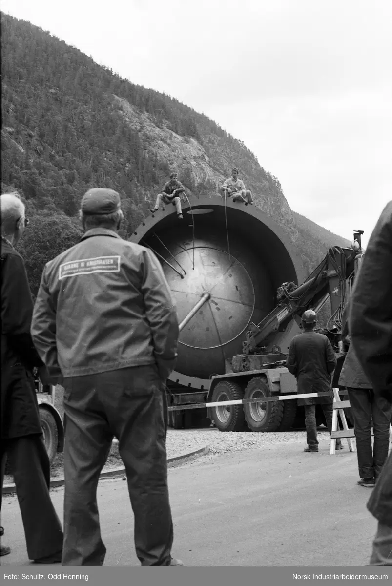 Det blir transportert syretårn til Rjukan Fabrikker. Transport nummer 2 skal nå gjennom Hovedporten.