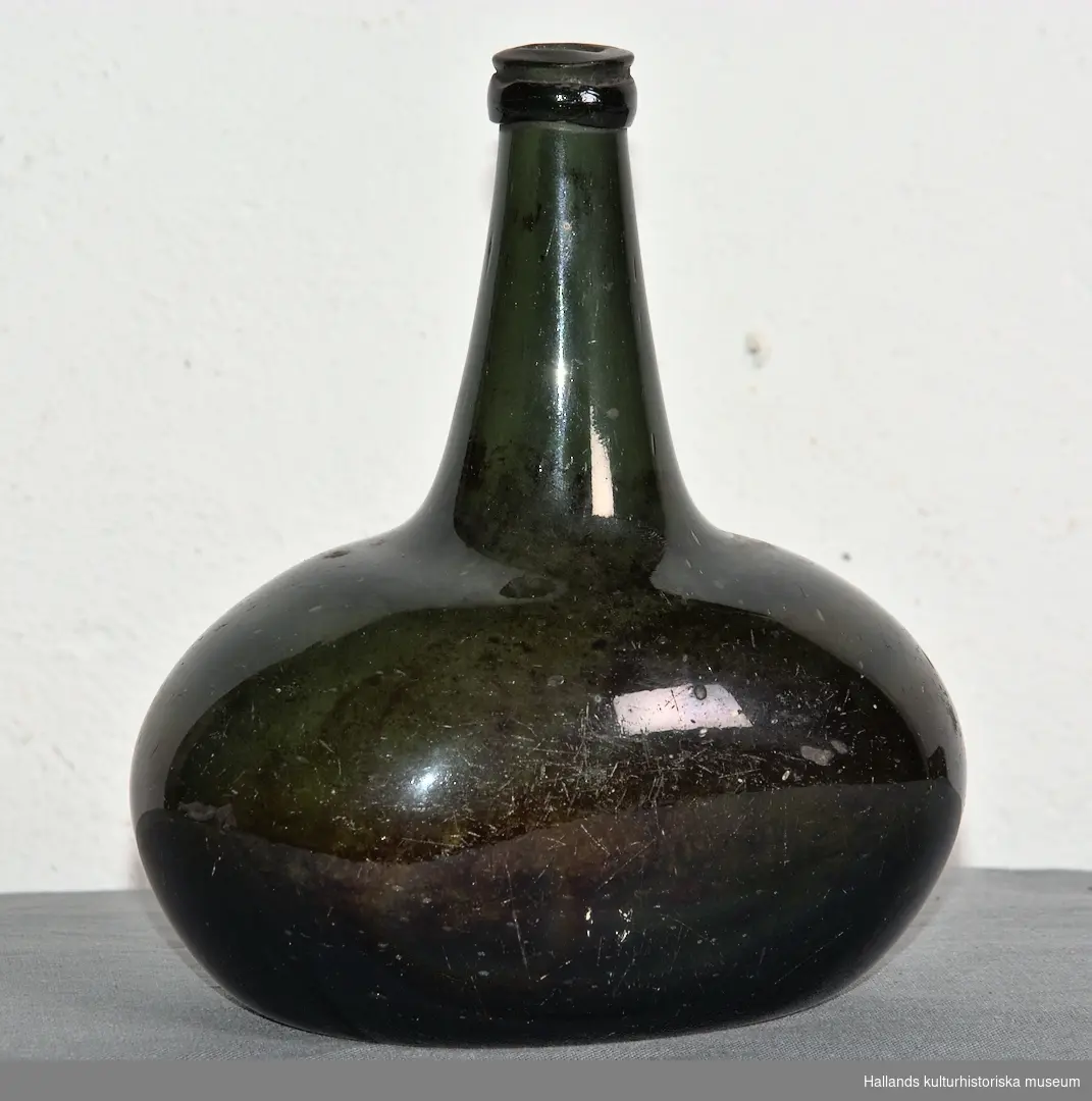 Mörkgrön flaska av glas.