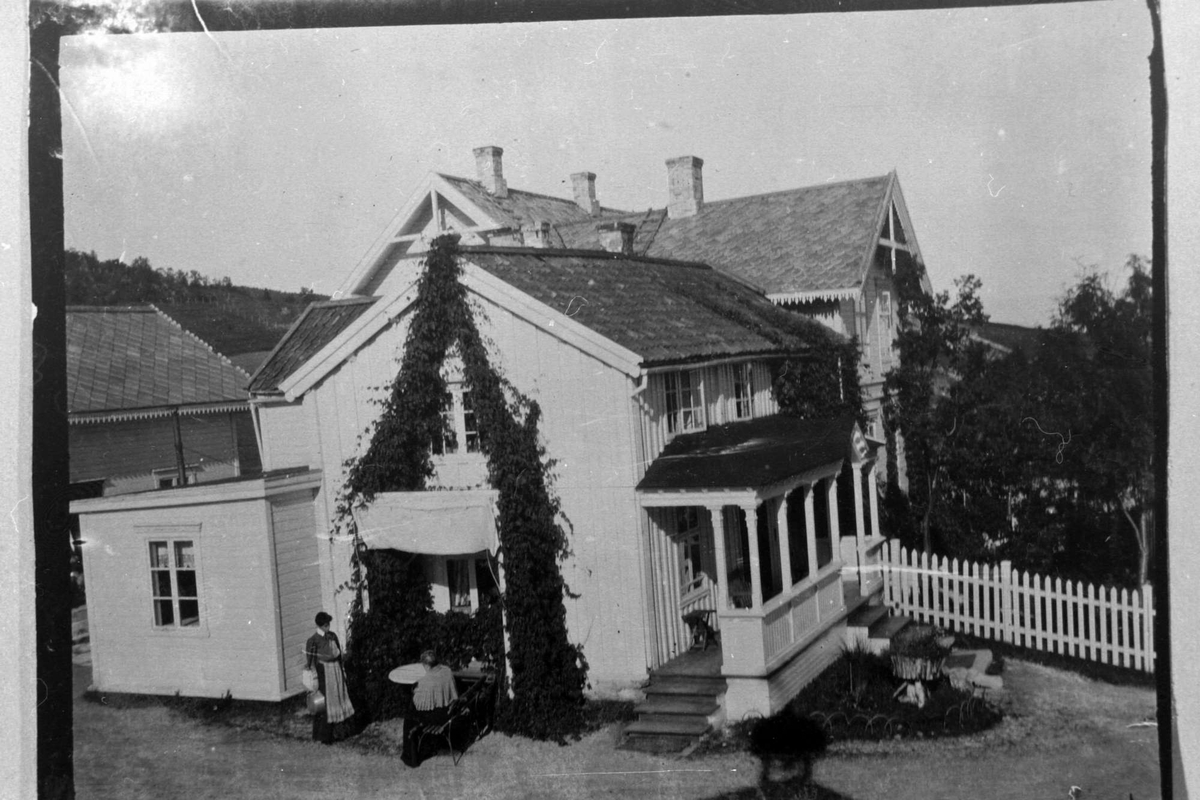 Hovedhuset på Kaarbøgården, to personer foran.