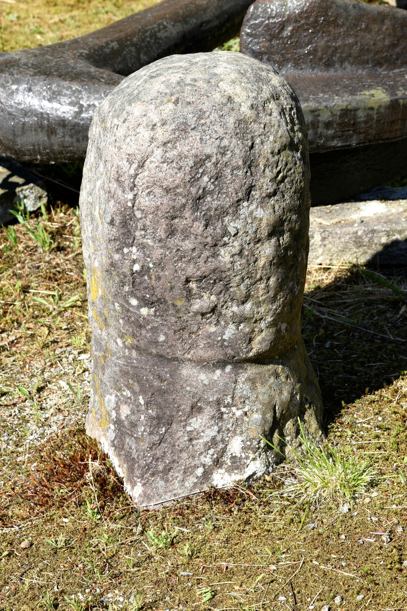 Tilhugget fortøyningsstein fra Dampskipsbrygga i Egersund. Antakelig har den opprinnelig vært en fallosstein.