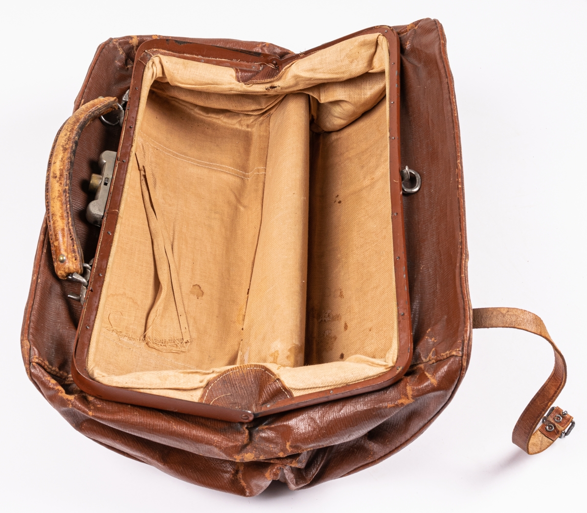 Läderväska, brun. 45x22 cm. 2 st. Läderremmar att hålla samman väskan med. På ena sidan påsatt plåt med plats för monogram.