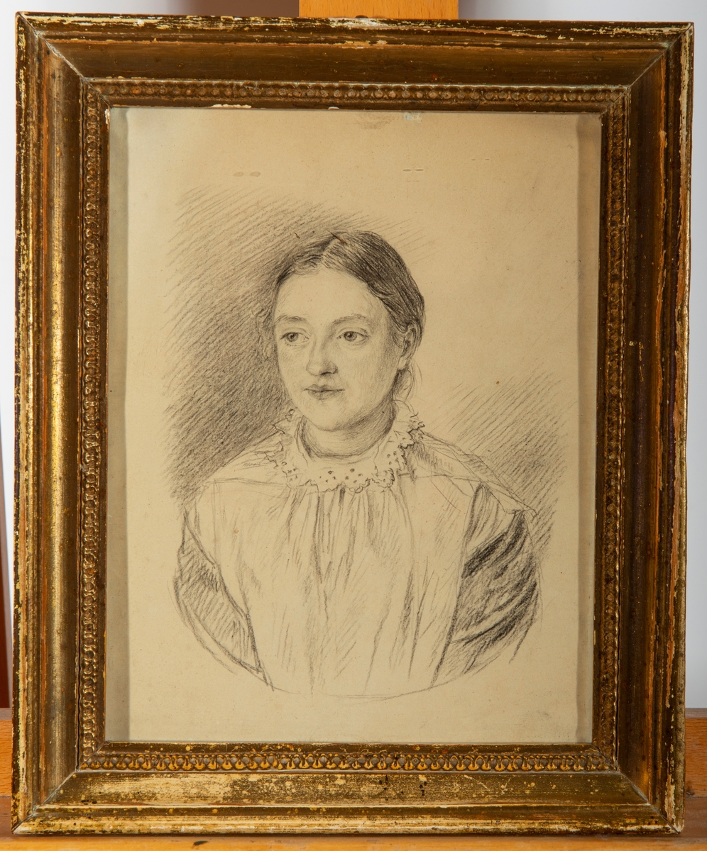 Portrett av jente, brystbilde trekvart profil vendt mot venstre.