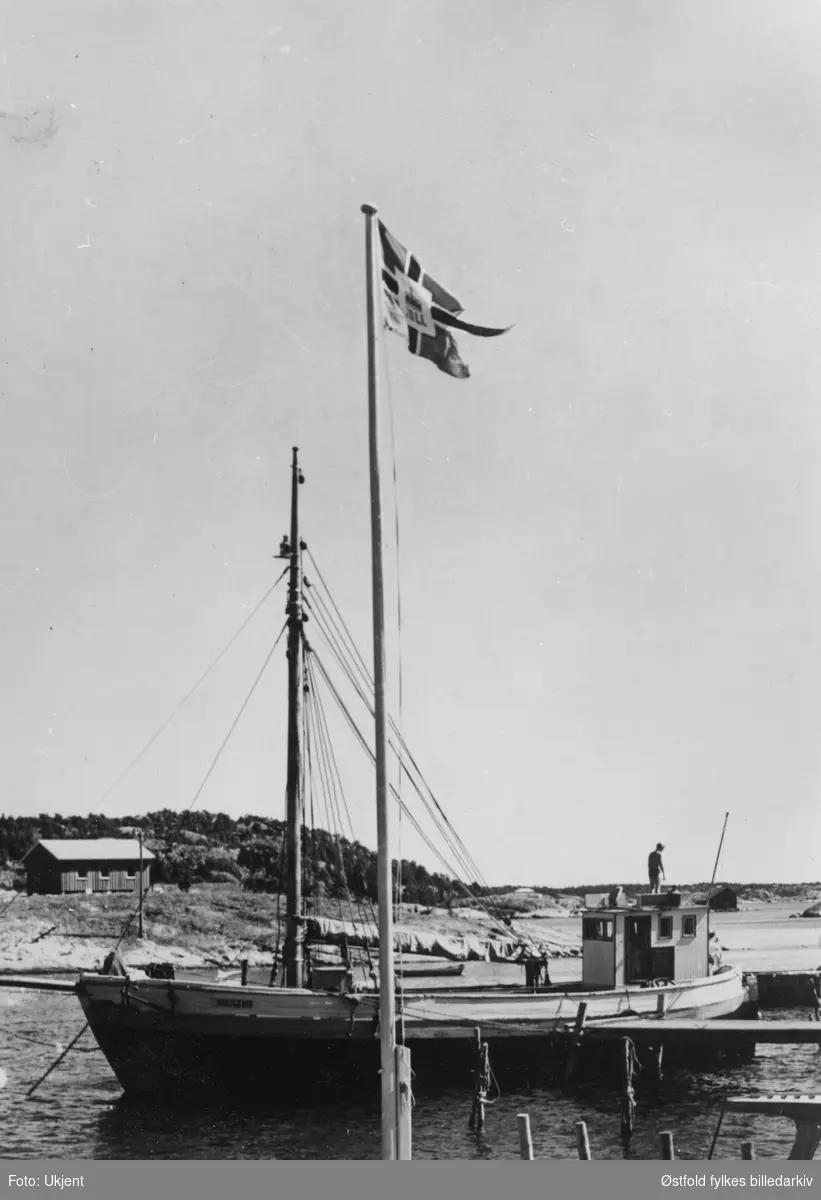 Fraktebåten "Ingrid II" ved tollstasjonen i Gravningsund i Onsøy. Båten var eid av Ove Høyli - registrert i Halden. Var fraktebåt for mursten og gatesten fra Iddefjorden.