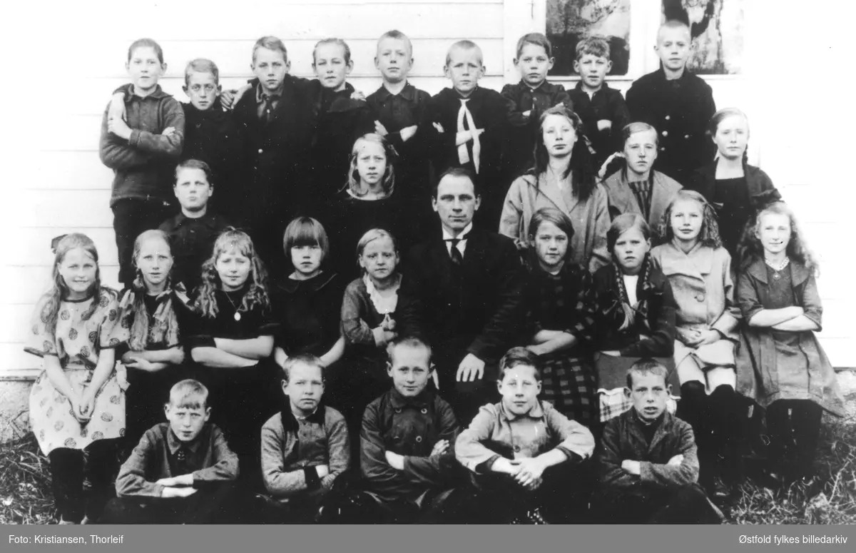 Klokkerskolen på Alvim i Tune  ca. 1920 med lærer Per Molland. Arnardo, Arne Andersen, er nr. 1 fra venstre i bakerste rekke.