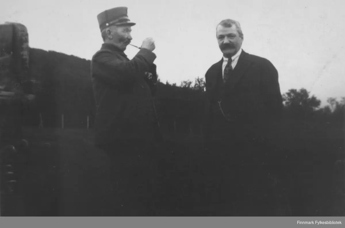 Feiermester Arvid Emil Duenger eller Duengen til venstre. Bakermester Anathon Henriksen fra Vadsø. Anathon Henriksen ble drept i russisk (alliert) bombeangrep i august 1944.
